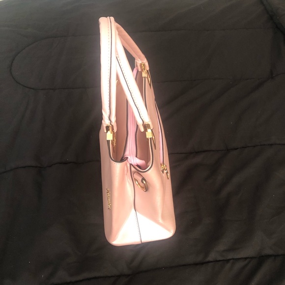 Aimily baby pink color Handbag with removable straps. - Picture 3 of 8